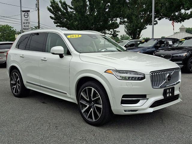 2024 Volvo XC90 B6 AWD Plus Bright Theme 7P in Crystal White Metallic — front three-quarter view