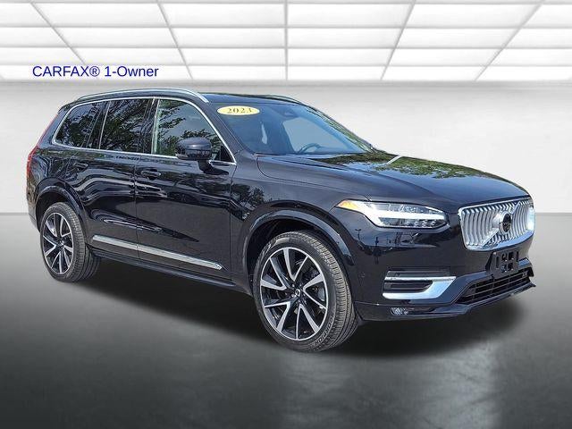 2023 Volvo XC90 B6 AWD Plus 7P in Onyx Black Metallic — front three-quarter view